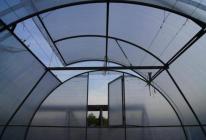 Polykarbonátový skleník s otevírací střechou